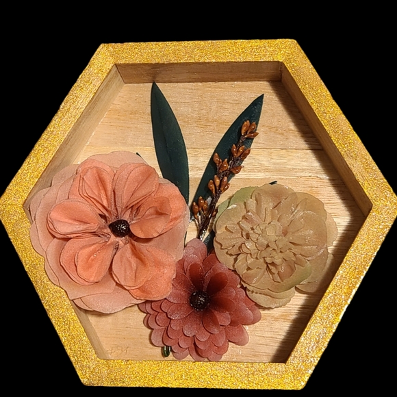 Hexagon shadow box gold 5.9in X 5.1in - Picture 5 of 5